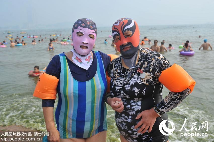 Le face-kini de l'Opéra de Pékin en vogue sur les plages de Qingdao