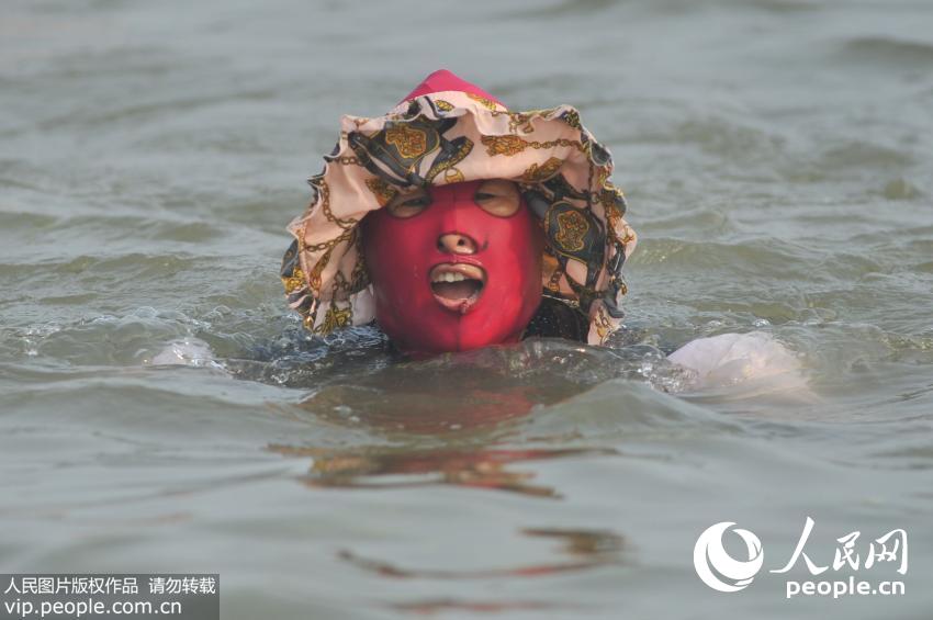 Le face-kini de l'Opéra de Pékin en vogue sur les plages de Qingdao