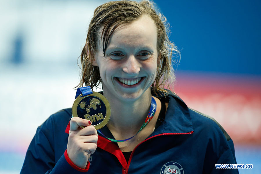 L'Américaine Katie Ledecky est sacrée championne du monde du 1500 m nage libre en créant un nouveau record du monde (15:25.48) en finale des Mondiaux-2015 de natation, mardi à Kazan en Russie. (Xinhua/Zhang Fan)