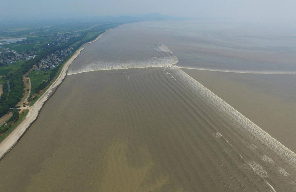 Un mascaret « en croix » se forme sur le fleuve Qiantang