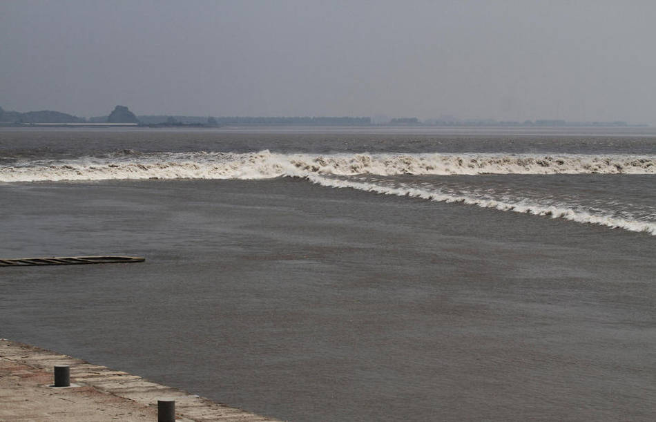 Un mascaret « en croix » se forme sur le fleuve Qiantang