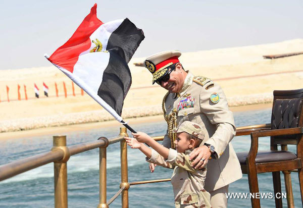 Le président égyptien Al-Sissi ouvre le "nouveau canal de Suez" à la navigation
