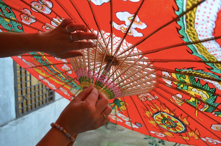 Fabrication de parapluies de papier huilé dans le comté de Fenshui à Luzhou, la province du Sichuan (sud-ouest de la Chine), le 6 août 2015.