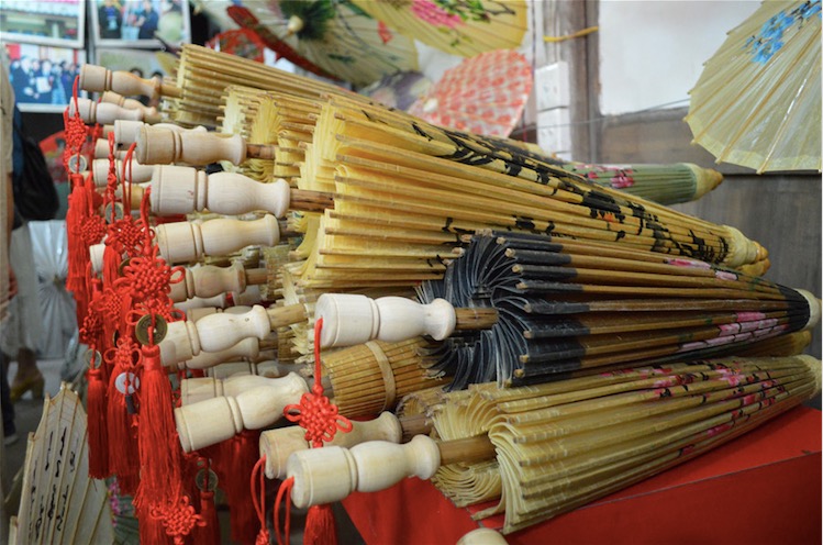 Des parapluies de papier huilé fabriqués dans le comté de Fenshui à Luzhou, la province du Sichuan (sud-ouest de la Chine).