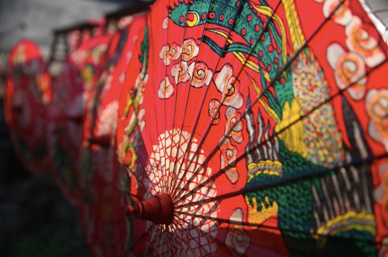 Des parapluies de papier huilé fabriqués dans le comté de Fenshui à Luzhou, la province chinoise du Sichuan (sud-ouest du pays).