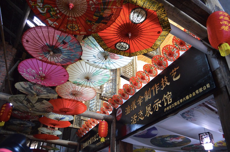 Exposition de parapluies de papier huilé dans le canton de Fenshui, à Luzhou (la province du Sichuan).