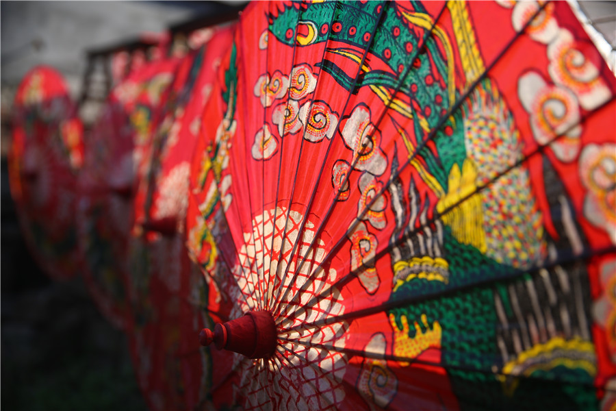 Les parapluies traditionnels de papier huilé brillent à l'ère moderne 