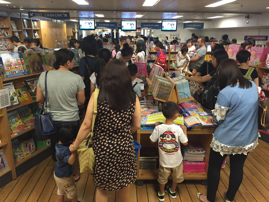 Hong Kong accueille la plus grande foire flottante du livre au monde