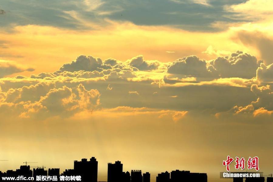 Anhui : une montagne de nuages dans le ciel