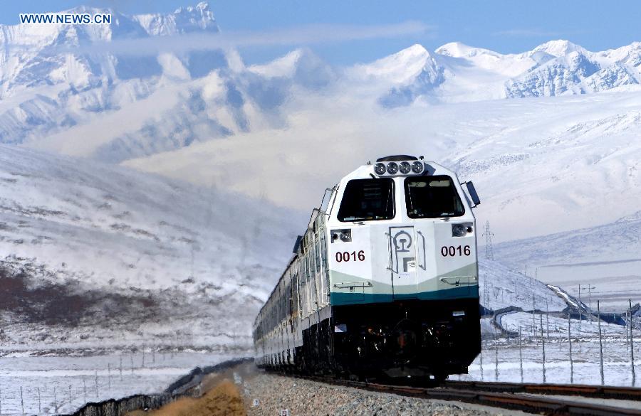Un train circule sur le plateau du Tibet (sud-ouest de la Chine), le 25 octobre 2006.