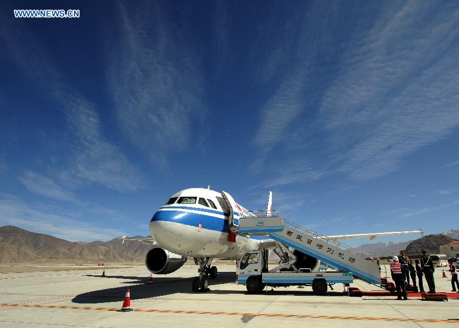 Un avion A319 à l’aéroport Xigaze du Tibet (sud-ouest de la Chine), le 30 octobre 2010.