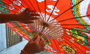 Les parapluies traditionnels de papier huilé brillent à l'ère moderne