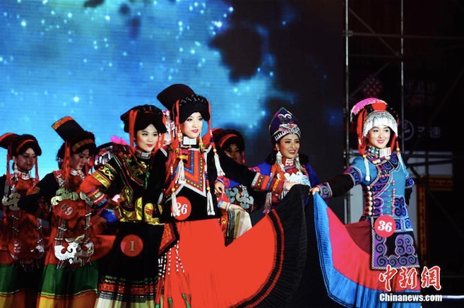 Un concours de beauté dans l'ethnie Yi à Liangshan