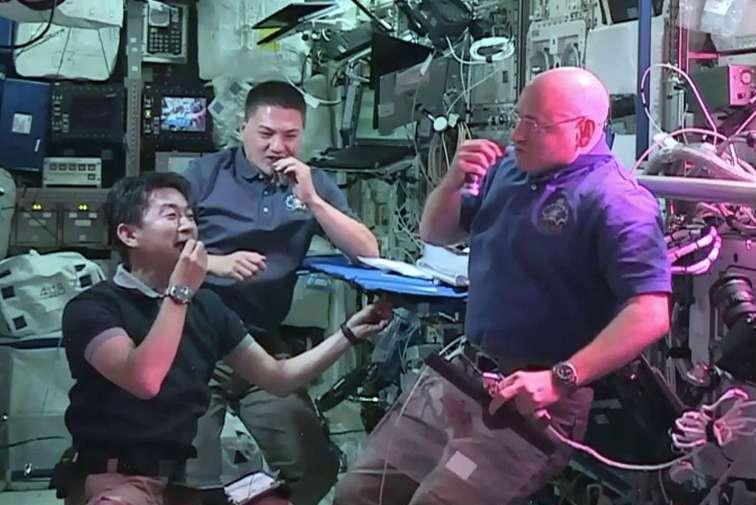 Les astronautes de l’ISS ont mangé la première laitue cultivée dans l’espace