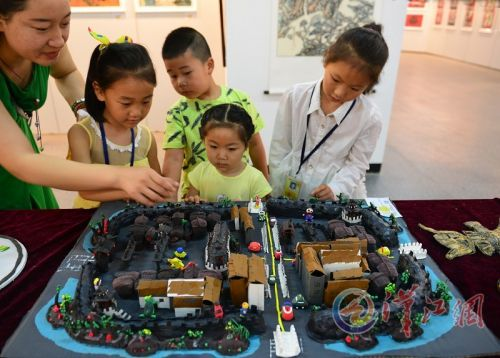 De jeunes élèves de Xiangyang réalisent une maquette de la vieille ville