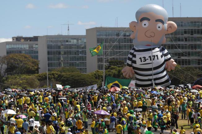 Brésil : 400 000 personnes descendent dans les rues pour demander le départ de Dilma Rousseff
