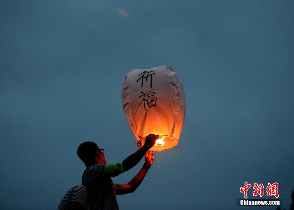 Des lanternes célestes pour rendre hommage aux victimes de Tianjin