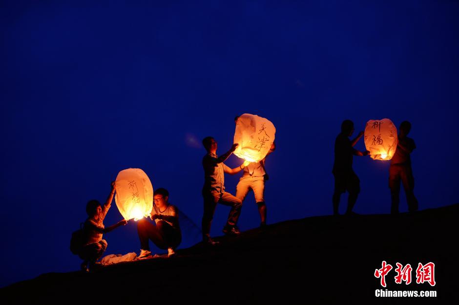 Des lanternes célestes pour rendre hommage aux victimes de Tianjin