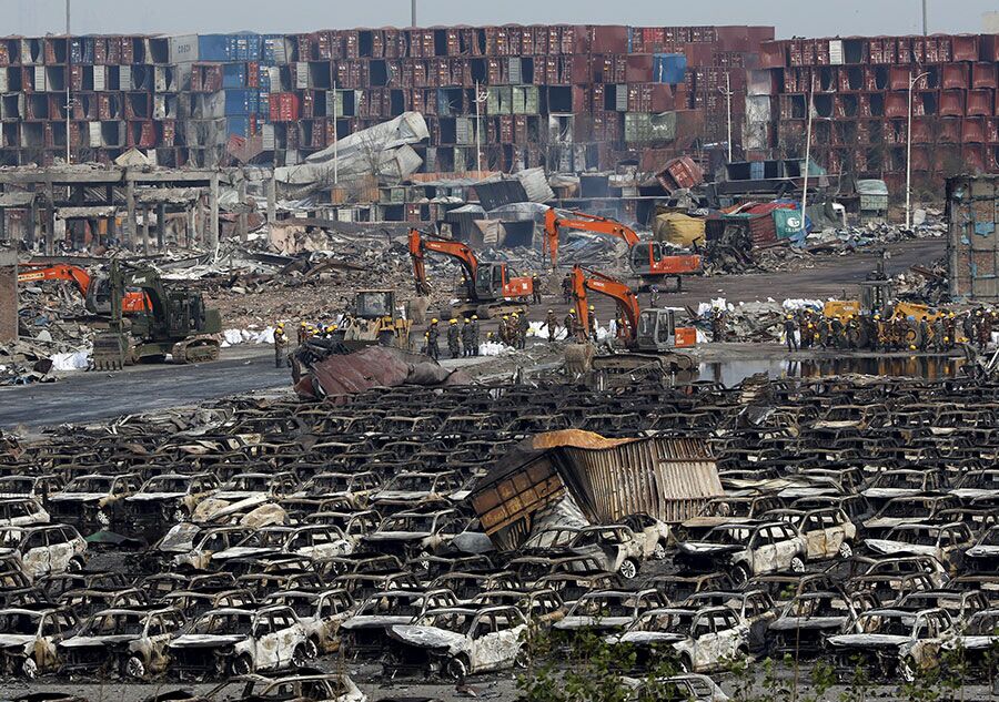 Les carcasses de véhicules brûlés déblayées de la zone du sinistre à Tianjin