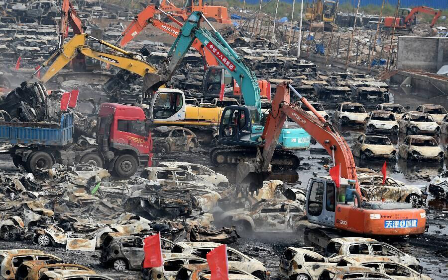 Les carcasses de véhicules brûlés déblayées de la zone du sinistre à Tianjin