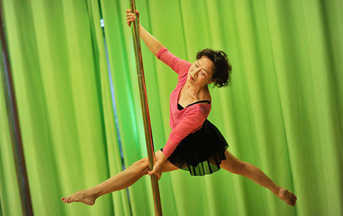 A Chengdu, une grand-mère devient la reine de la pole-dance