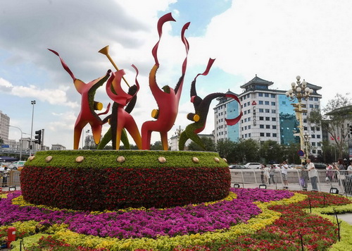 Tian'anmen en fleurs pour fêter la victoire de 1945 sur le Japon