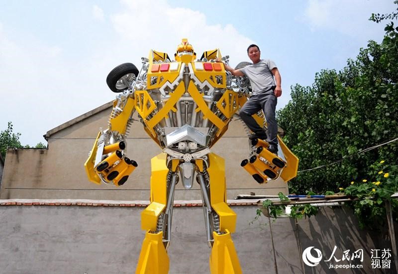 Un père fabrique un Transformer de cinq mètres de haut pour son fils