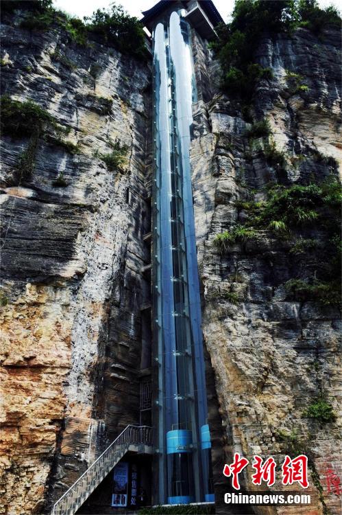 Hubei : un ascenseur construit sur la falaise
