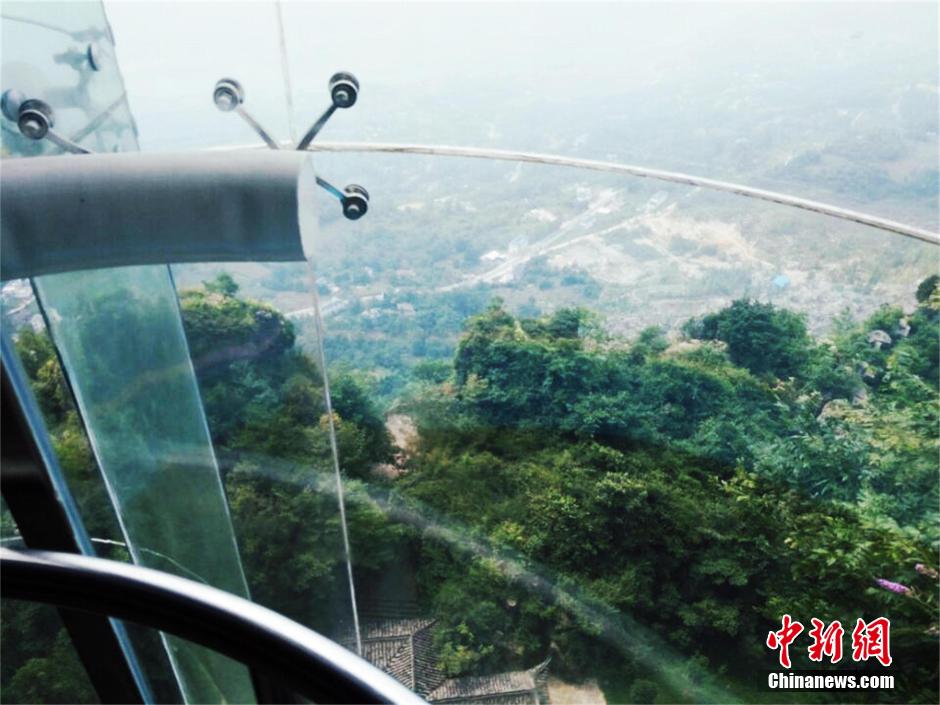 Hubei : un ascenseur construit sur la falaise