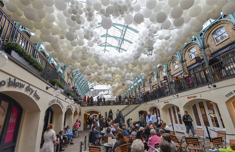 Londres : 100 000 ballons blancs envahissent Covent Garden