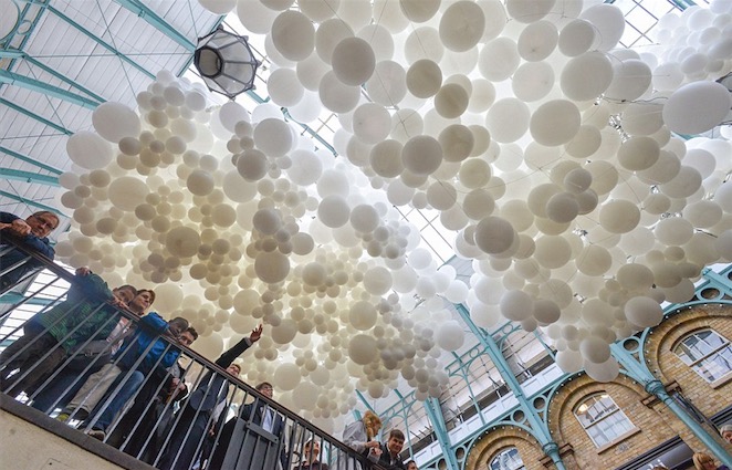Londres : 100 000 ballons blancs envahissent Covent Garden