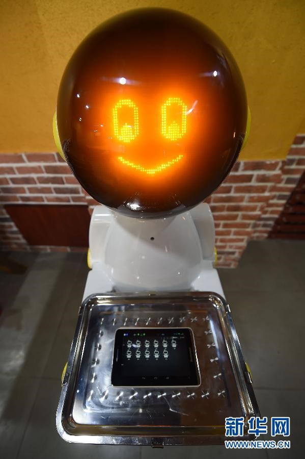 Des robots de fabrication chinoise entrent dans la vie quotidienne des gens