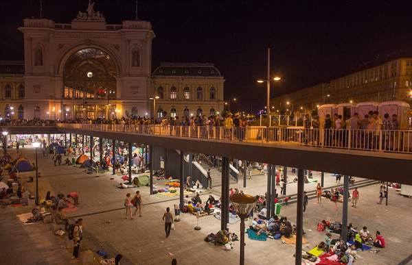 La Hongrie évacue et ferme la gare de Budapest pour empêcher le départ des migrants