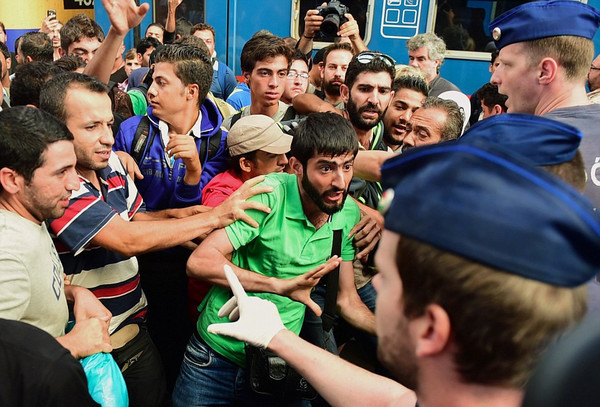 La Hongrie évacue et ferme la gare de Budapest pour empêcher le départ des migrants