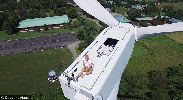 Un Américain repéré par un drone en train de bronzer en haut d'une éolienne