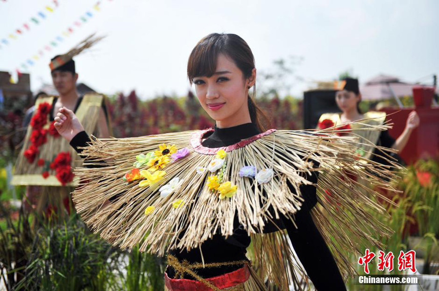 Des « beautés de paille» célèbrent la Fête de la culture du riz à Shenyang