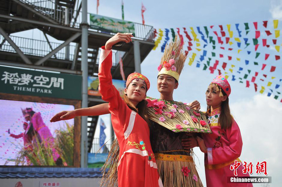 Des « beautés de paille» célèbrent la Fête de la culture du riz à Shenyang
