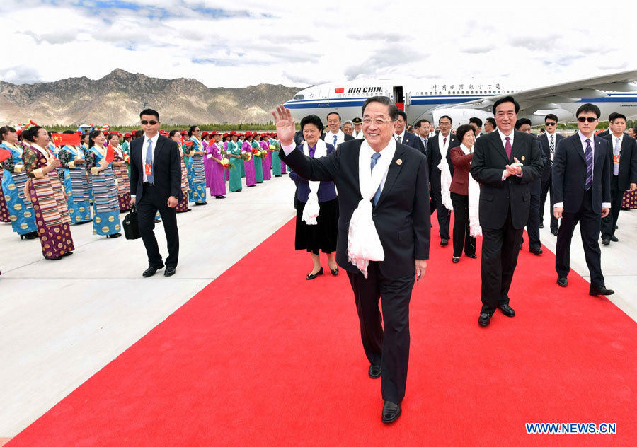 Arrivée de responsables du gouvernement central au Tibet pour le 50e anniversaire de sa fondation