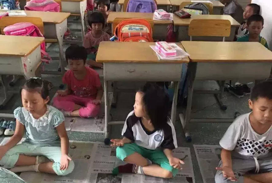 Sieste supprimée, méditation pour tous dans une école primaire