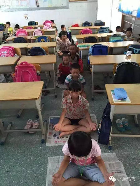 Sieste supprimée, méditation pour tous dans une école primaire