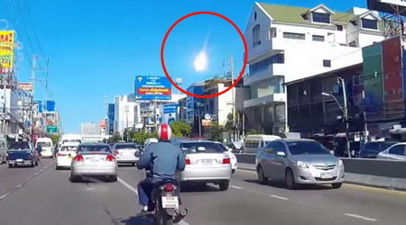 Chute impressionnante d'une météorite en plein jour en Thaïlande