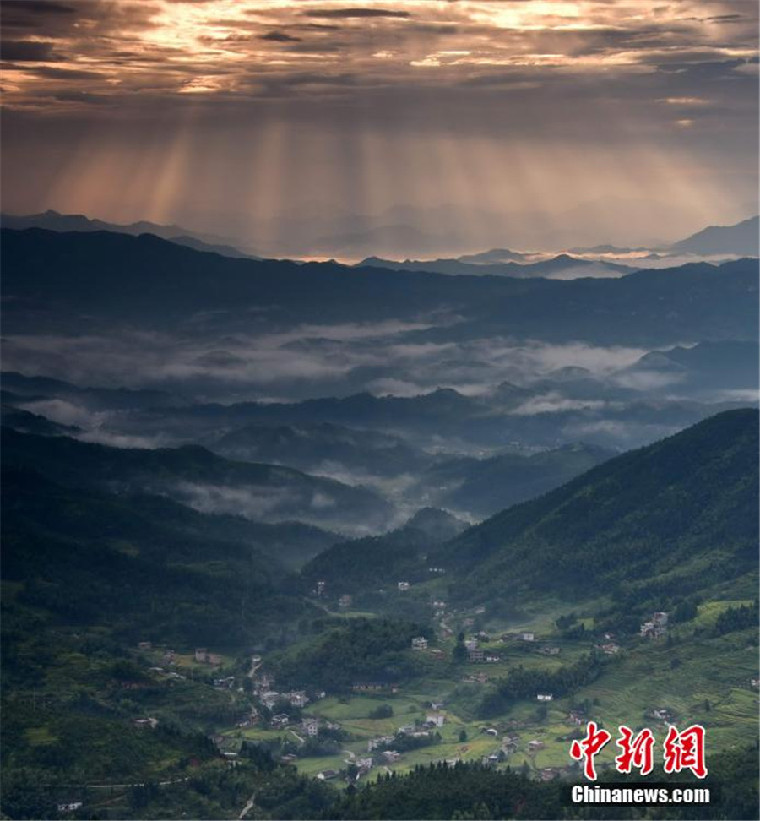 Jiangxi : des jets de lumière embellissent les paysages de Dafen