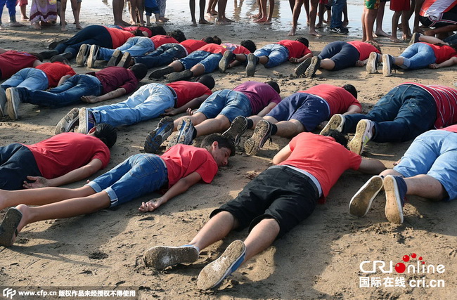 Maroc : allongés sur la plage pour rendre hommage au petit Aylan