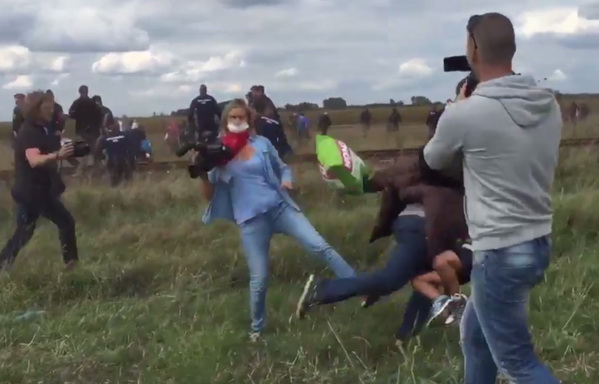 Une journaliste hongroise licenciée après avoir frappé des migrants en direct