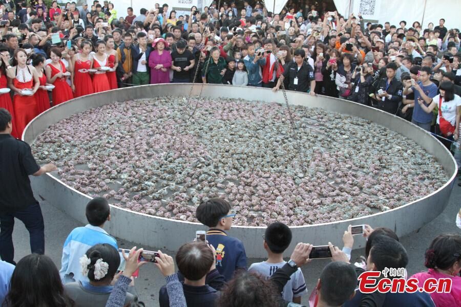 Une marmite géante pour un repas de crabes géant dans le Nord-est de la Chine