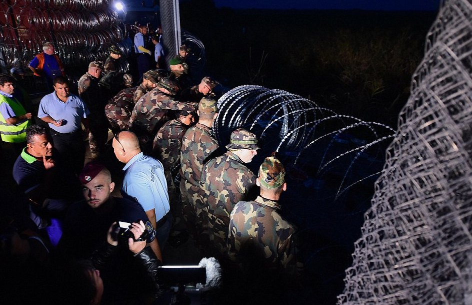 Des barbelés contre les réfugiés: la Hongrie ferme sa frontière