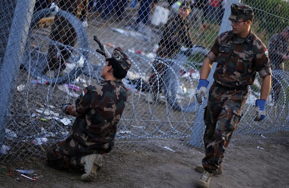 Des barbelés contre les réfugiés: la Hongrie ferme sa frontière
