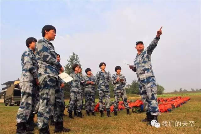 Les premières Chinoises parachutistes 