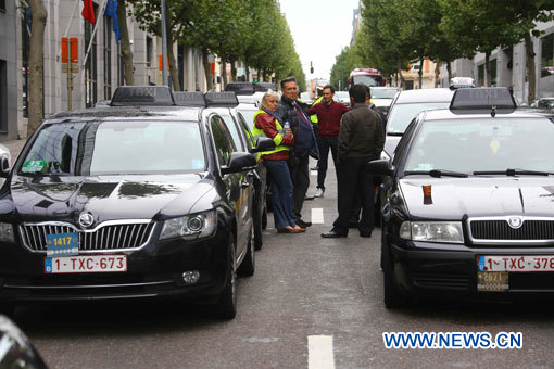 Des centaines de taxis se joignent à Bruxelles pour protester contre Uber