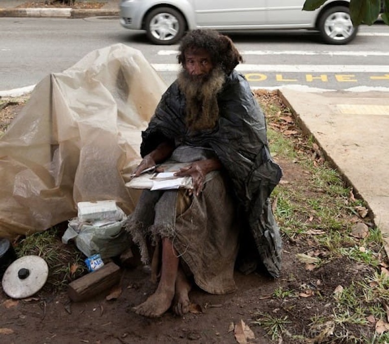 São Paulo : un sans-abri reconnu pour sa poésie après 35 ans dans la rue